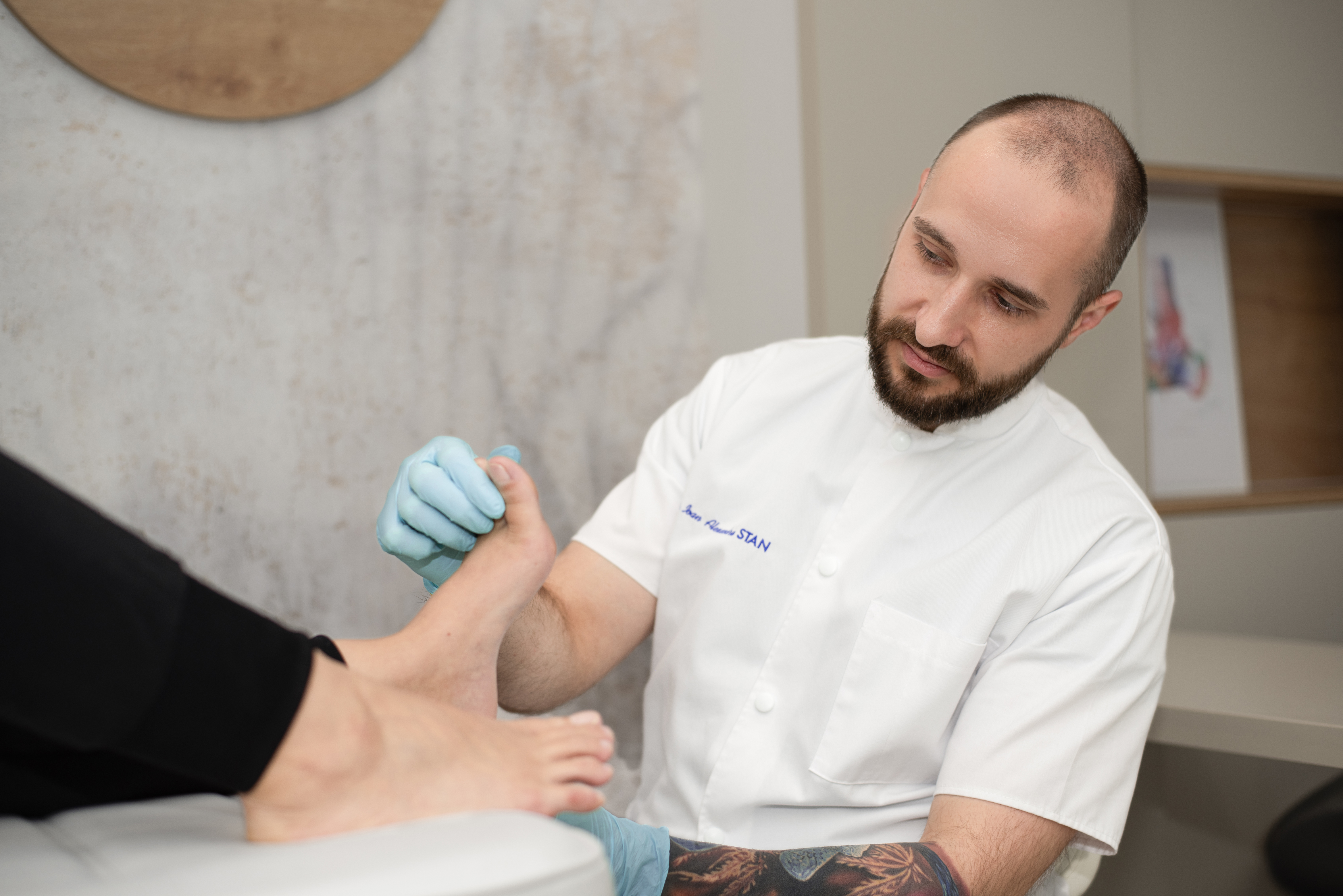 Ce înseamnă podiatrie și de ce este importantă pentru sănătatea picioarelor?